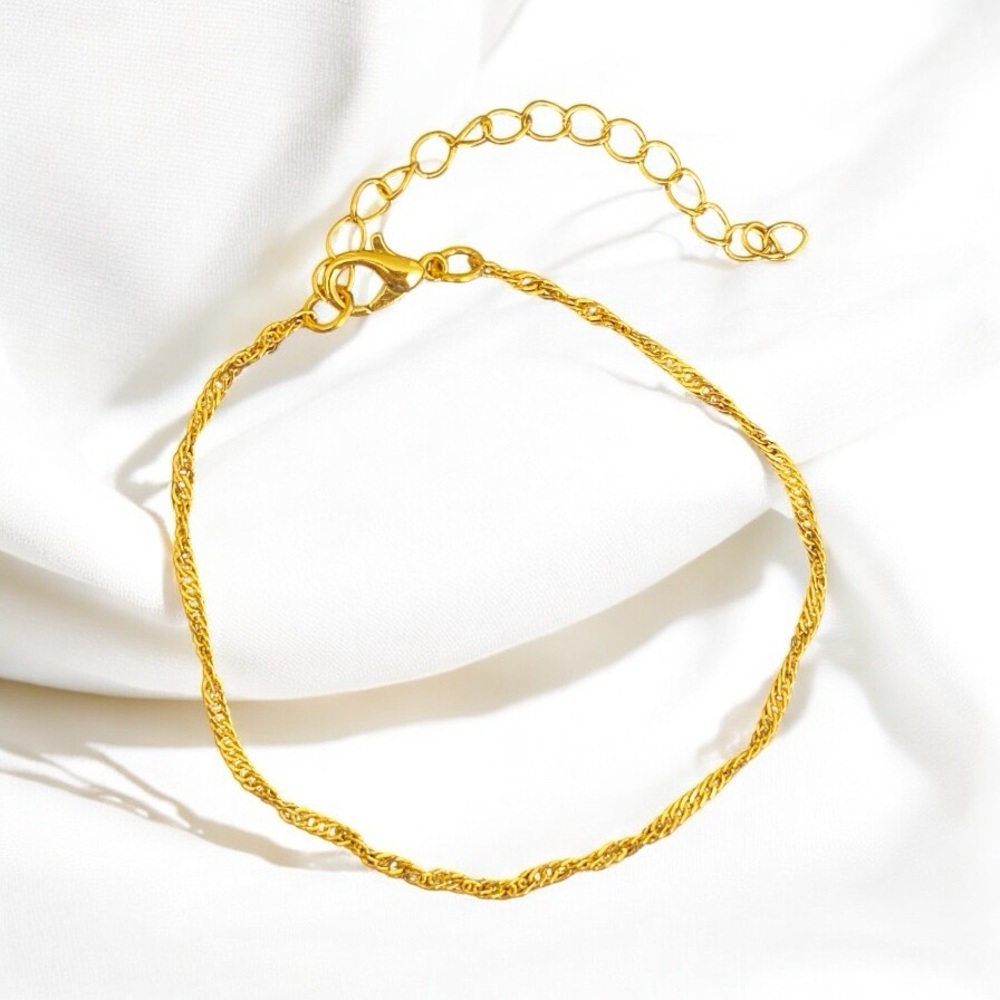 14k Gold plated women’s 6.7 inch bracelet. Adjustable size